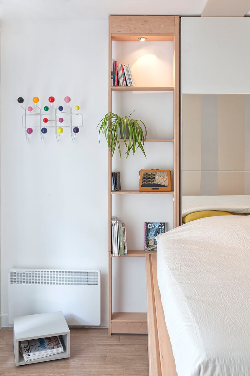 Bibliothèque étroite en bois massif pour lit escamotable plafond bedUp®