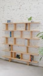 Bibliothèque en bois massif faible profondeur, idéale pour optimiser l’espace sans encombrer