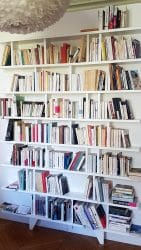 Bibliothèque en bois massif faible profondeur, idéale pour optimiser l’espace sans encombrer