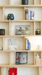 Bibliothèque en bois massif faible profondeur, idéale pour optimiser l’espace sans encombrer