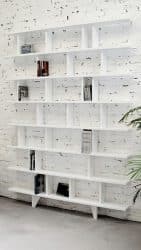 Bibliothèque en bois massif faible profondeur, idéale pour optimiser l’espace sans encombrer