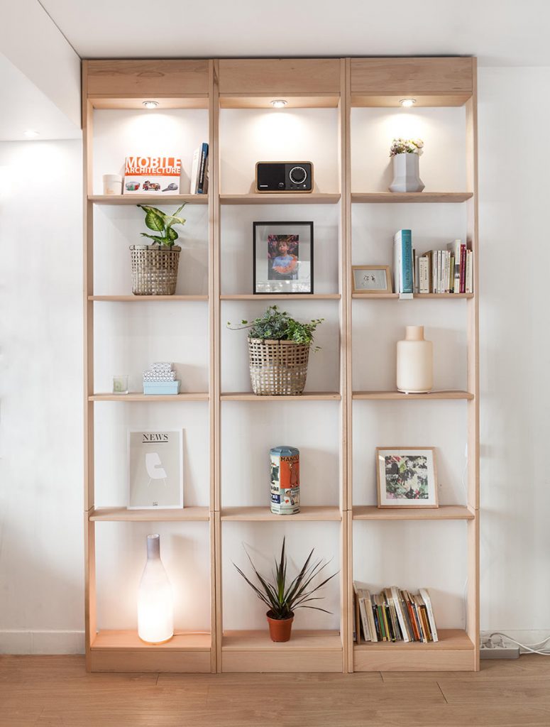 Bibliothèque étroite en hêtre massif