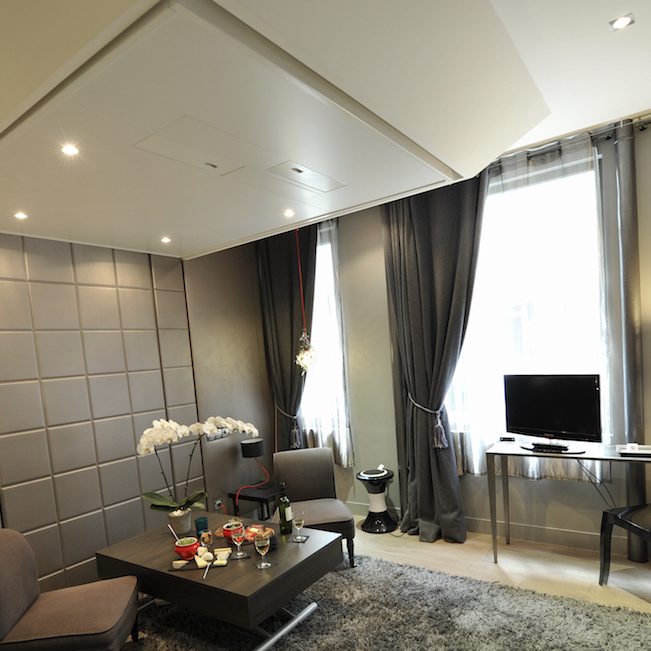 lit escamotable au plafond dans une chambre d'hotel