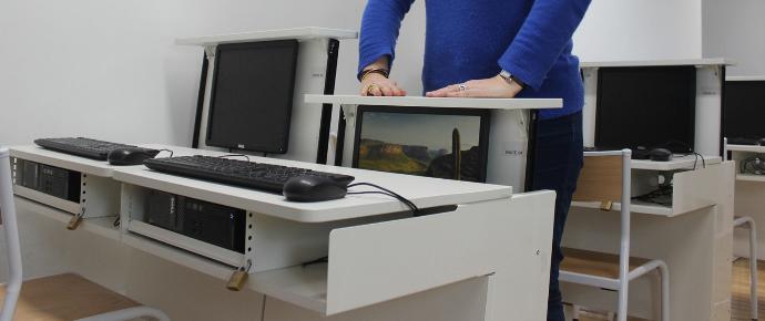 Bureau escamotable transformé en poste informatique actif