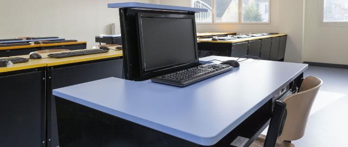 Bureau informatique Milena avec écran escamotable ouvert
