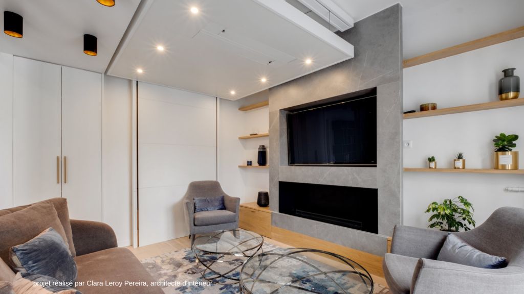 Lit escamotable bedUp® au plafond dans un salon élégant et contemporain – projet Clara Leroy Pereira