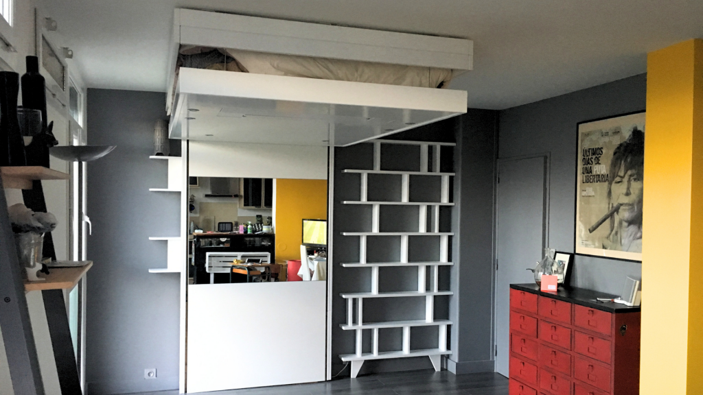 Lit escamotable bedUp® installé sur mur gris avec bibliothèque Harmonie