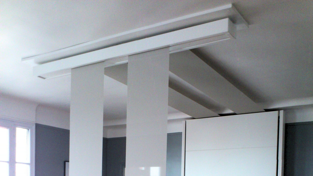 Photo d’installation du lit escamotable bedUp® dans une pièce avec corniche mur/plafond