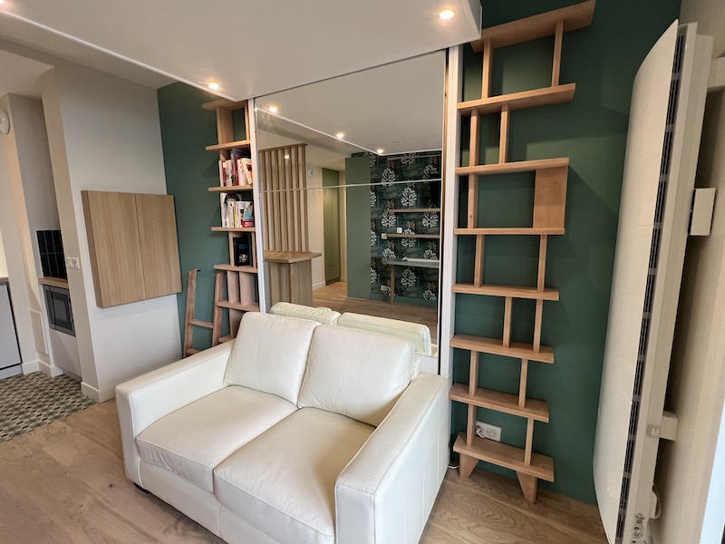 lit relevable au plafond bedUp® pour agrandir l'espace de son studio by BÉATRICE ELISABETH