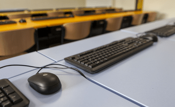 bureaux informatiques escamotables milena - passage des cables clavier et souris